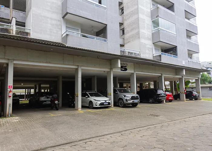 Aptº TOP 2 Quartos com Varanda, 400 m da Praia, em Condomínio com Piscinas, Sala, Smart TV, Sofá Cama, com 2 Banheiros, Cozinha Planejada Completa, Wi-Fi 200 mbps, Ares-condicionados, Churrasqueira, Máquina de Lavar e Tanque, Estacionamento, Portaria